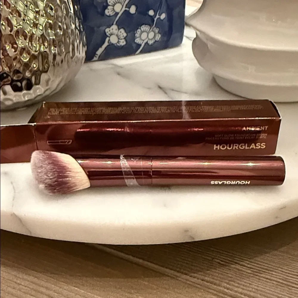 Hourglass AMBIENT SOFT GLOW FOUNDATION BRUSH